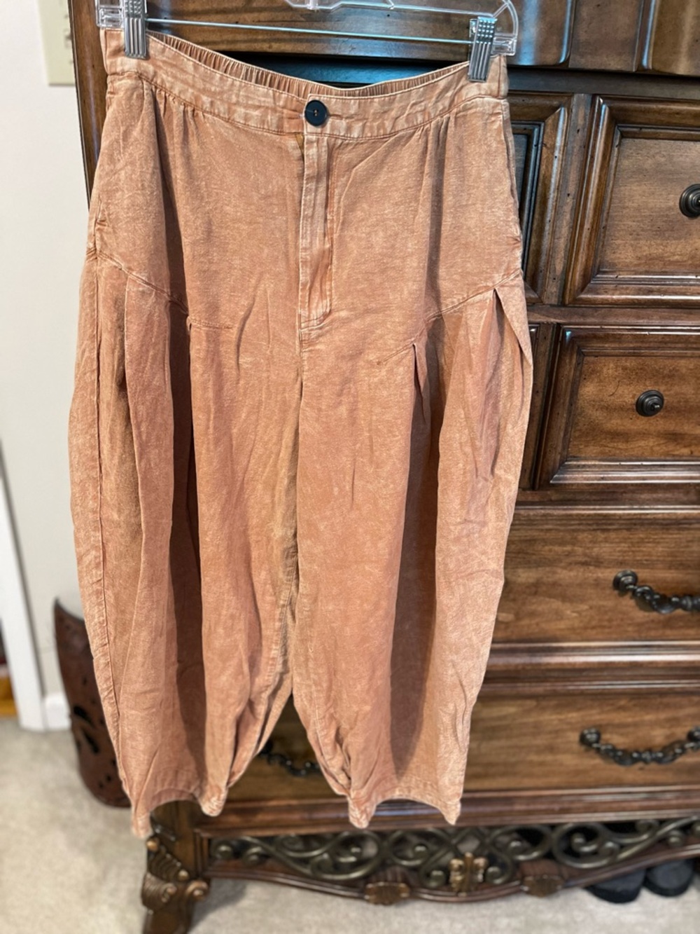 Women's Cropped Pleated Ankle Pants in Washed Brick